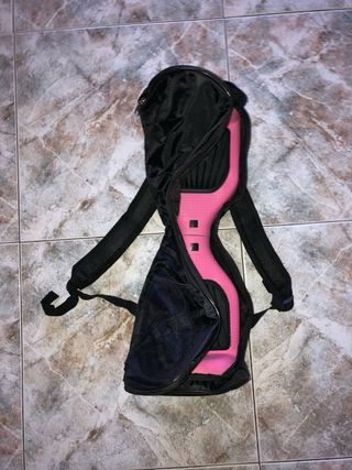 Hoverboard con fundas rosas y mochila negra