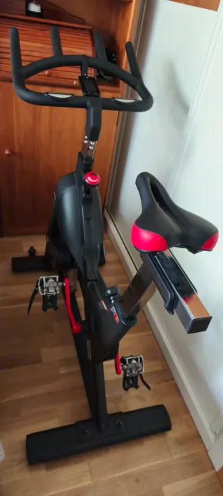 Bicicleta Spinning Life Fitness IC1, Negra y Roja