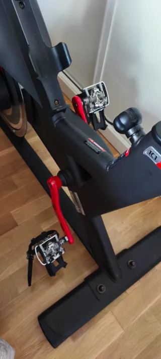 Bicicleta Spinning Life Fitness IC1, Negra y Roja