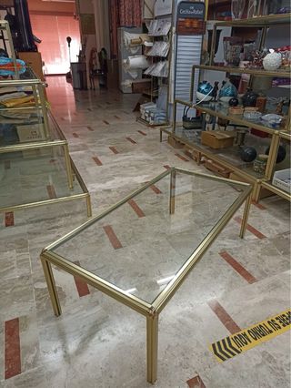 Estantería piramidal dorada cristal