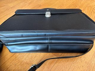 Maletín Piel Mandarina Duck Negro
usado 2 veces. 
