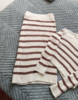 Conjunto falda y jersey rayas beige/marrón
Talla M