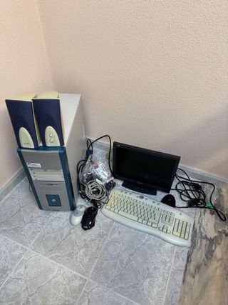 Ordenador completo beige y gris