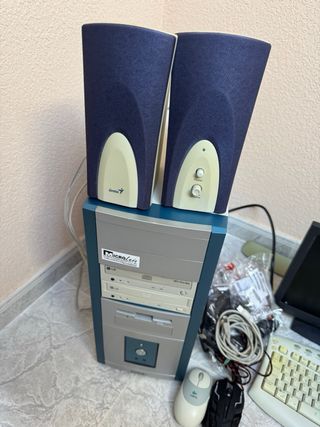 Ordenador completo beige y gris