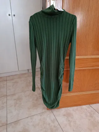 Vestido verde de cuello alto acanalado