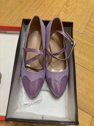 Vestido lila corto con encaje