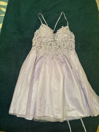 Vestido lila corto con encaje