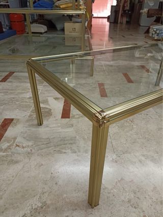 Mesa de centro o café de cristal y metal dorado