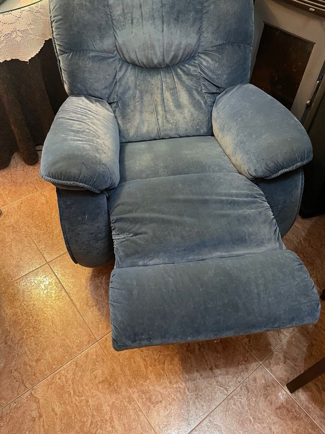 Sillón reclinable azul de terciopelo