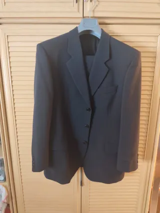 Traje azul marino elegante y en perfecto estado.
