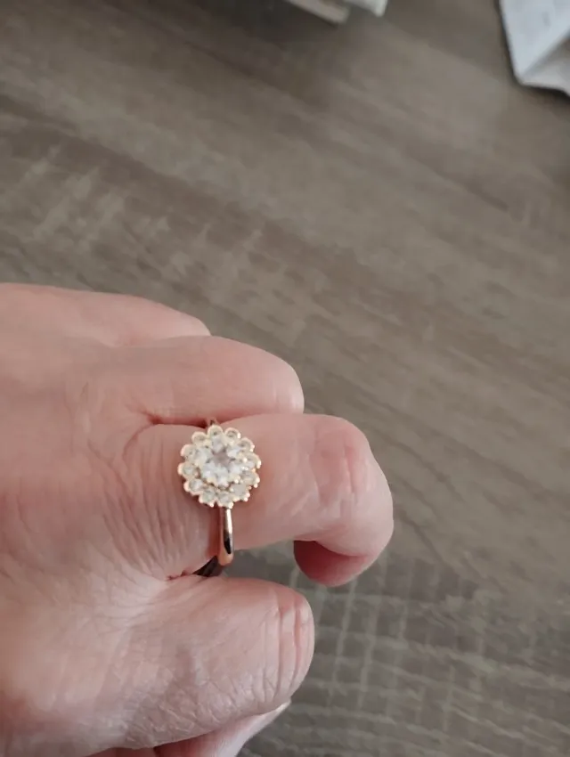 Anillo Flor Dorado con Circonitas