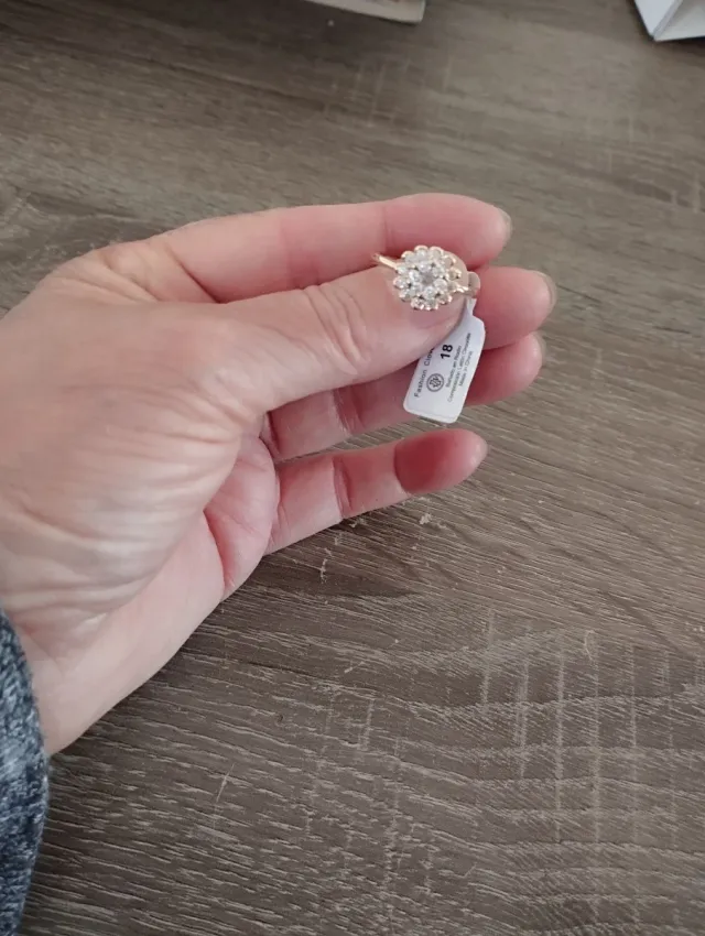 Anillo Flor Dorado con Circonitas