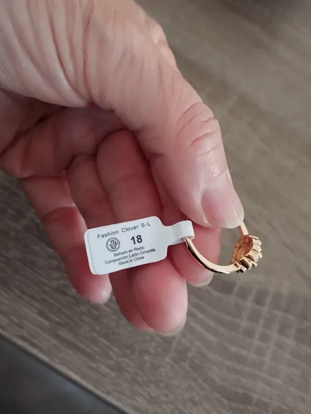 Anillo Flor Dorado con Circonitas