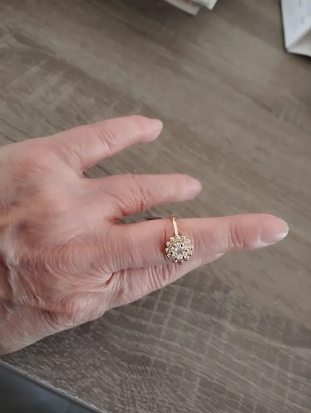 Anillo Flor Dorado con Circonitas