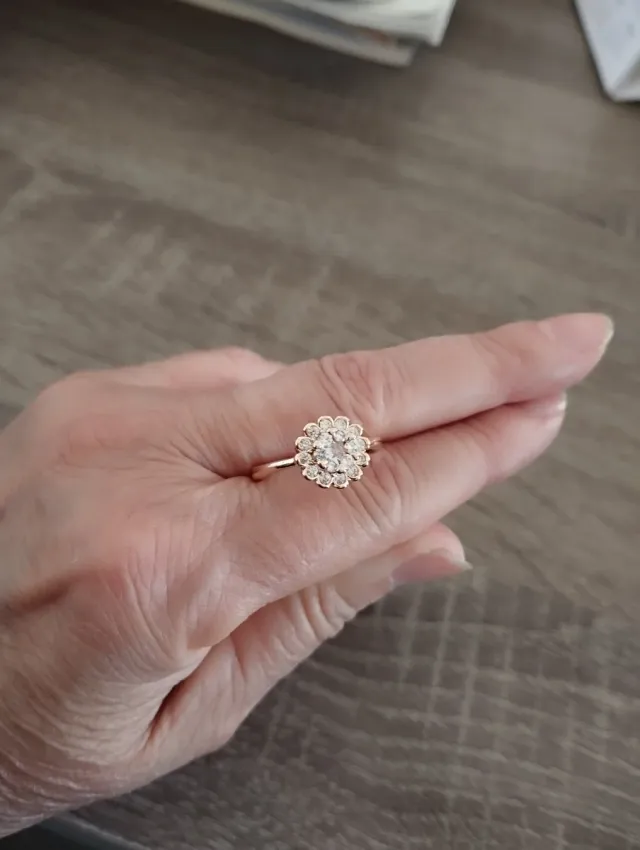 Anillo Flor Dorado con Circonitas