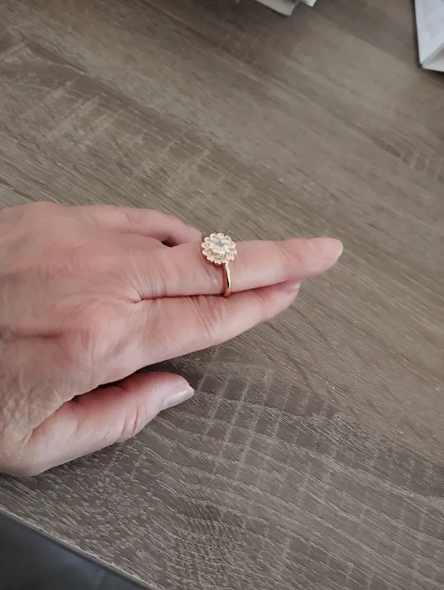 Anillo Flor Dorado con Circonitas