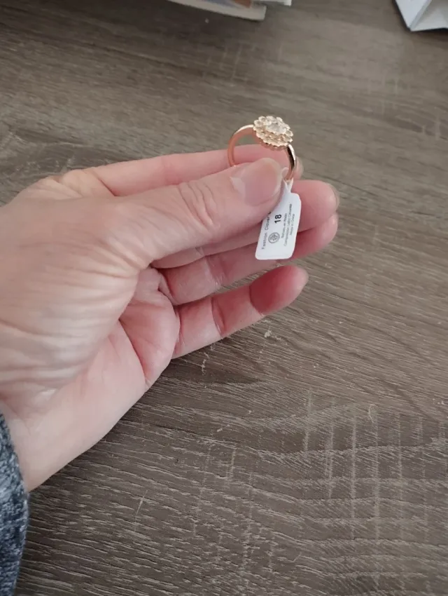 Anillo Flor Dorado con Circonitas