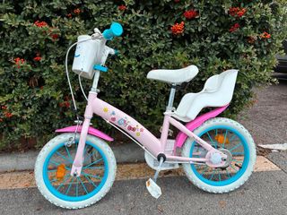 Bicicleta infantil rosa con asiento trasero