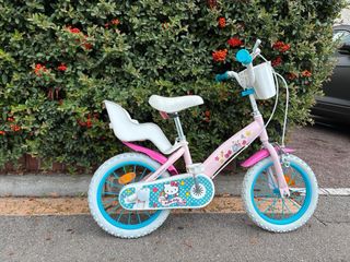 Bicicleta infantil rosa con asiento trasero