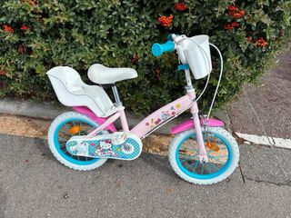 Bicicleta infantil rosa con asiento trasero