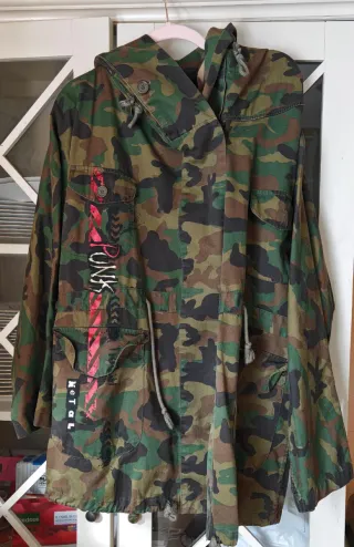 Chaqueta Zara Camuflaje Punk Metal