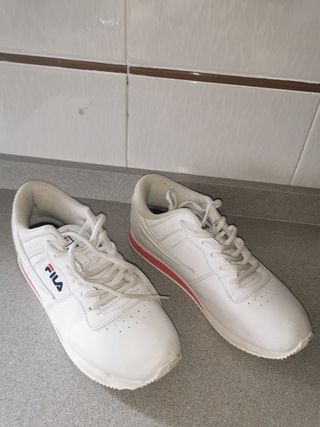 Zapatillas Fila Blancas con Detalles Rojos