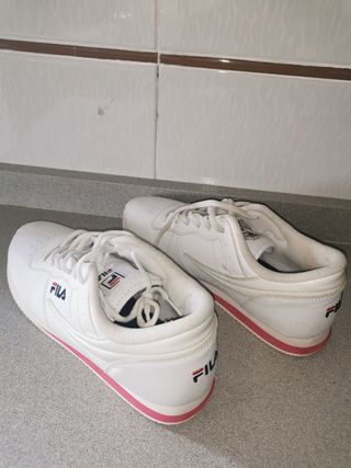 Zapatillas Fila Blancas con Detalles Rojos