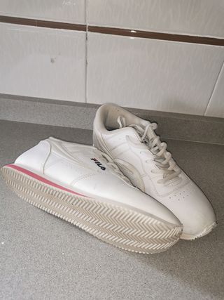Zapatillas Fila Blancas con Detalles Rojos