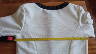 Torera blanca con ribetes negros