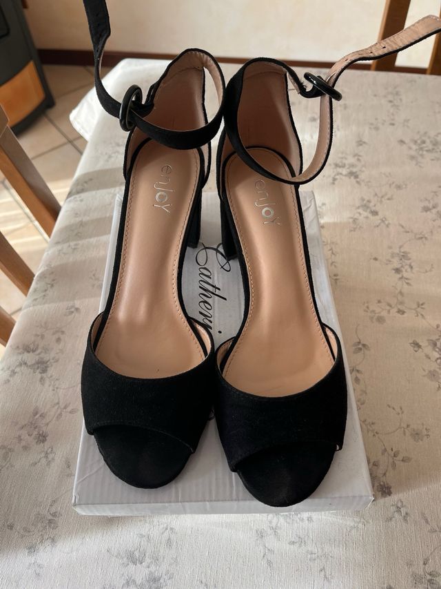 Sandalo scamosciato nero con tacco