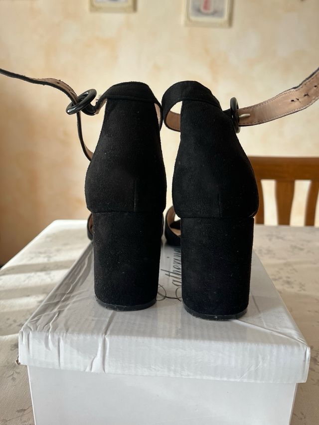 Sandalo scamosciato nero con tacco