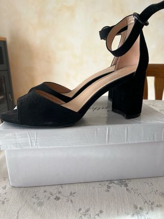 Sandalo scamosciato nero con tacco