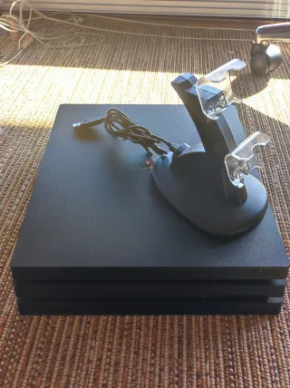 PS4 pro (PlayStation 4), 2 mandos y soporte carga