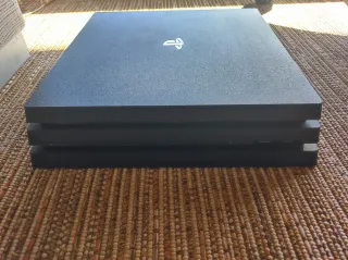 PS4 pro (PlayStation 4), 2 mandos y soporte carga