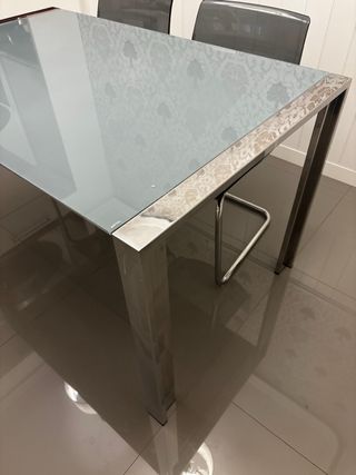 Mesa de cristal y acero plateado