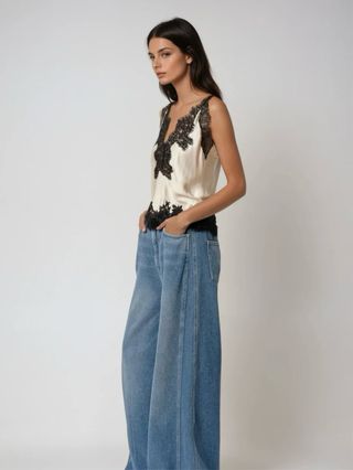 Top satén innovare denim encaje negro blanco