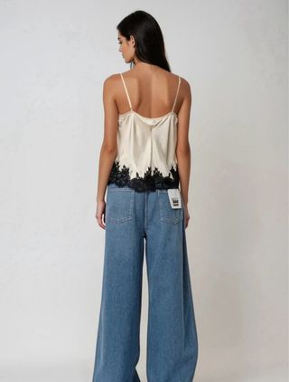 Top satén innovare denim encaje negro blanco