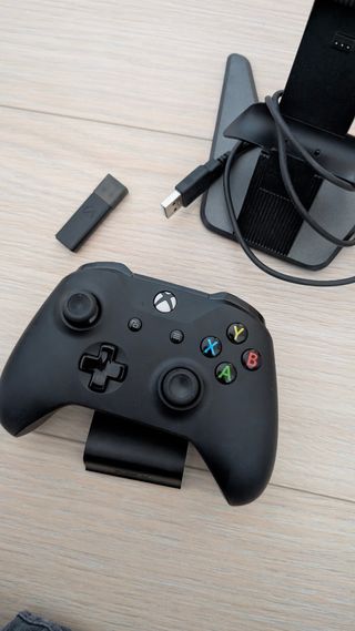 Controller wireless Xbox One + supporto di ricarica