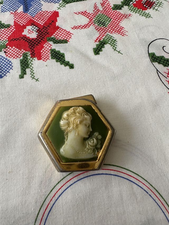 Mechero antiguo hexagonal con camafeo