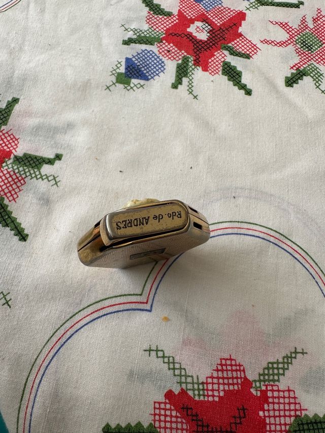 Mechero antiguo hexagonal con camafeo