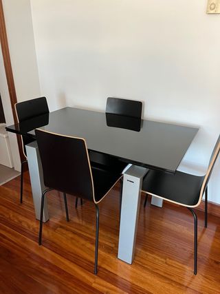 Mesa extensible cristal negra con 4 sillas