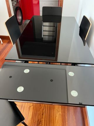 Mesa extensible cristal negra con 4 sillas
