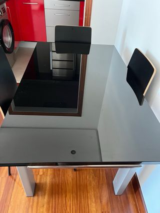 Mesa extensible cristal negra con 4 sillas
