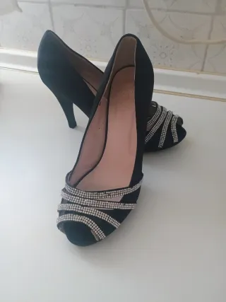 Zapatos de fiesta negros con pedrería