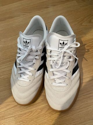 Zapatillas Adidas Beige y Blancas