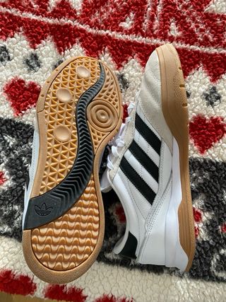 Zapatillas Adidas Beige y Blancas