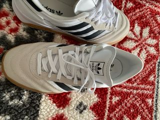 Zapatillas Adidas Beige y Blancas