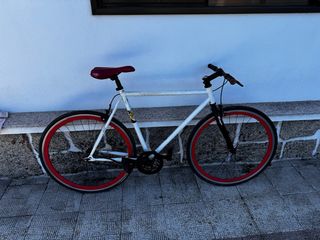 Bicicleta Fixie Blanca con Ruedas Rojas
