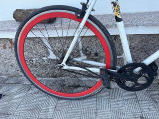 Bicicleta Fixie Blanca con Ruedas Rojas