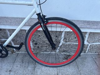 Bicicleta Fixie Blanca con Ruedas Rojas